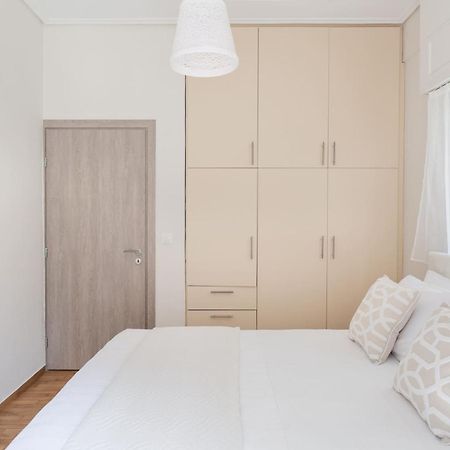 Explore History From A Chic Central Apartment アテネ エクステリア 写真