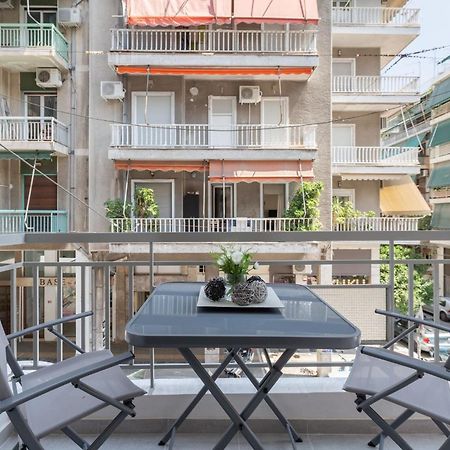 Explore History From A Chic Central Apartment アテネ エクステリア 写真