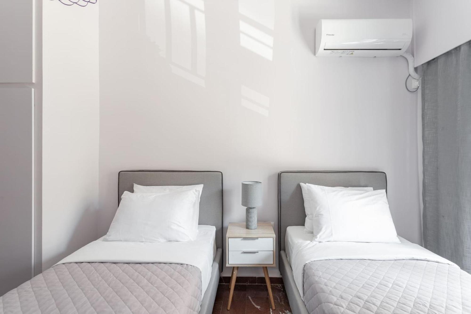 Explore History From A Chic Central Apartment アテネ エクステリア 写真