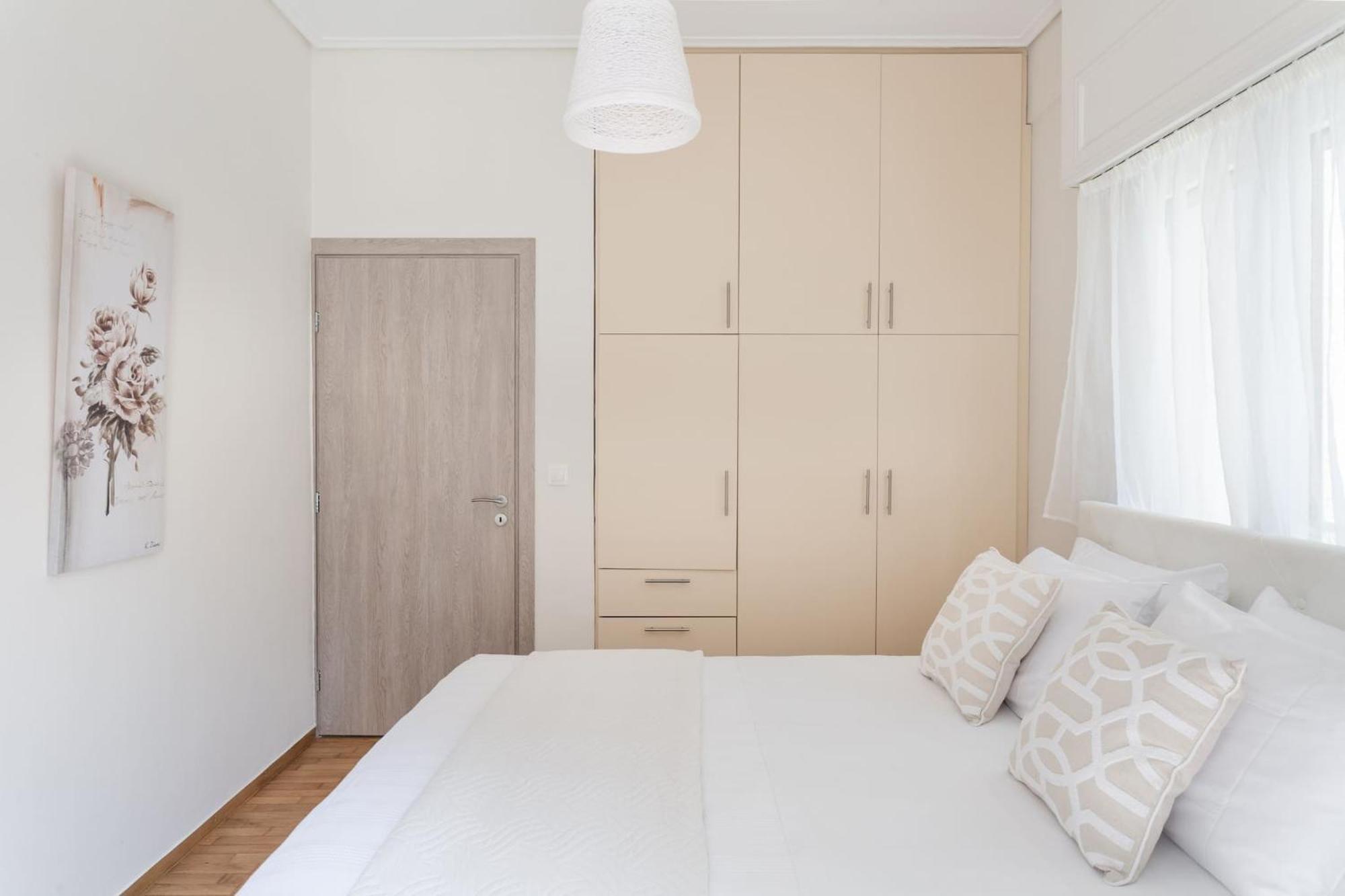 Explore History From A Chic Central Apartment アテネ エクステリア 写真