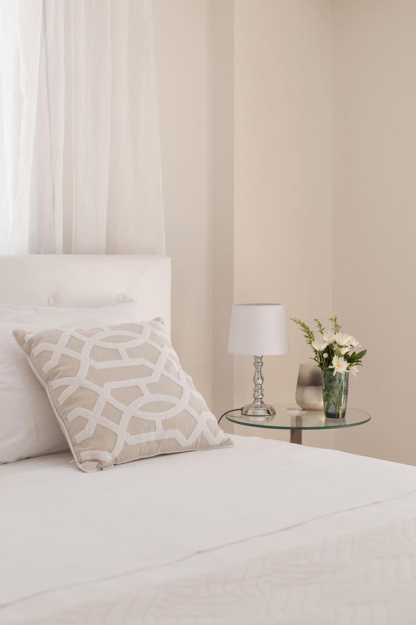 Explore History From A Chic Central Apartment アテネ エクステリア 写真