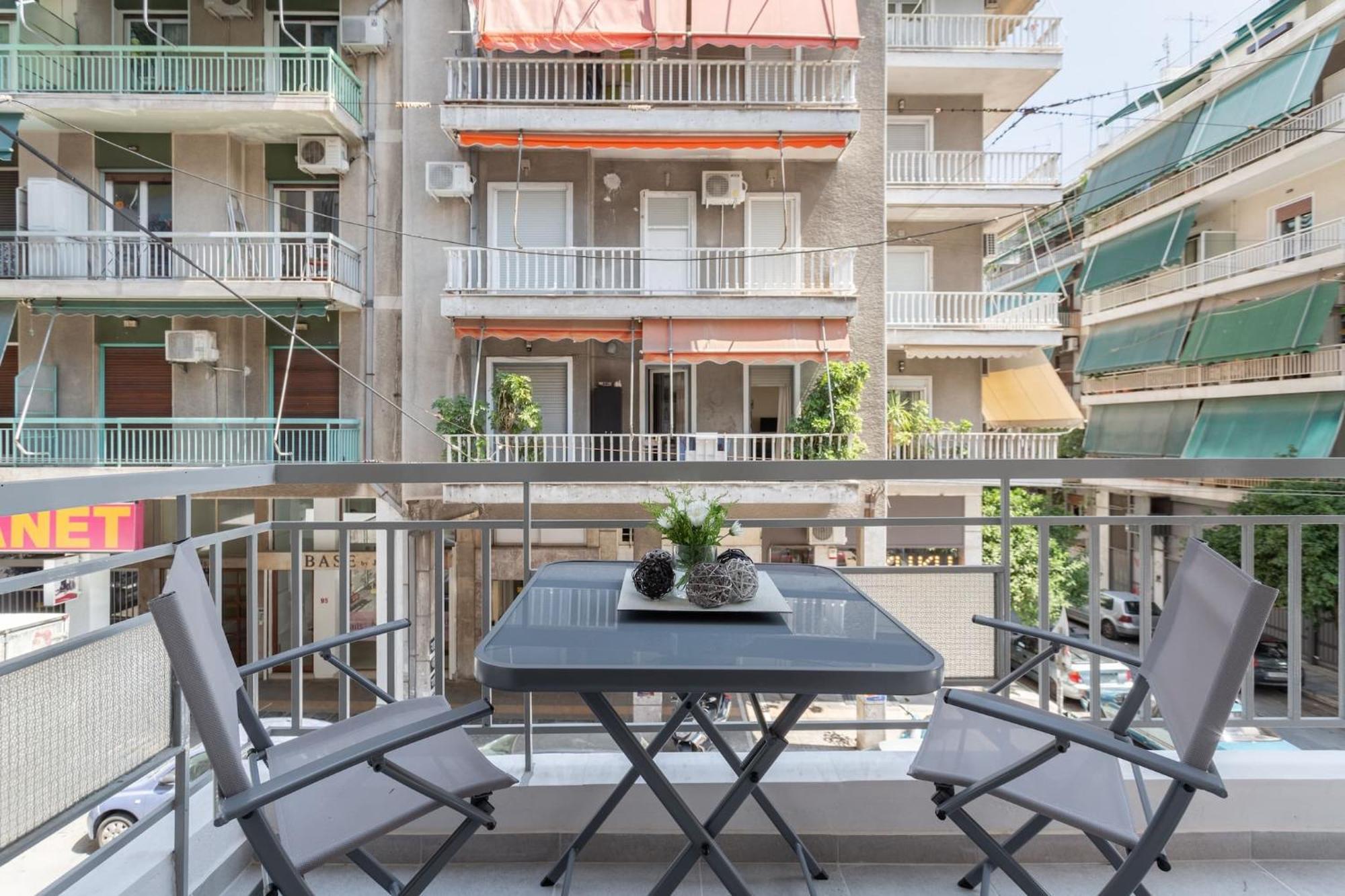 Explore History From A Chic Central Apartment アテネ エクステリア 写真