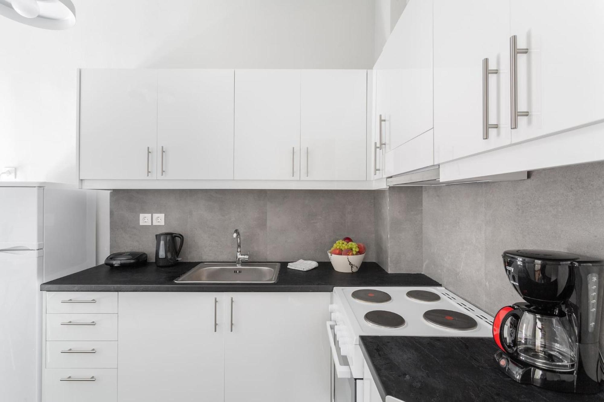 Explore History From A Chic Central Apartment アテネ エクステリア 写真