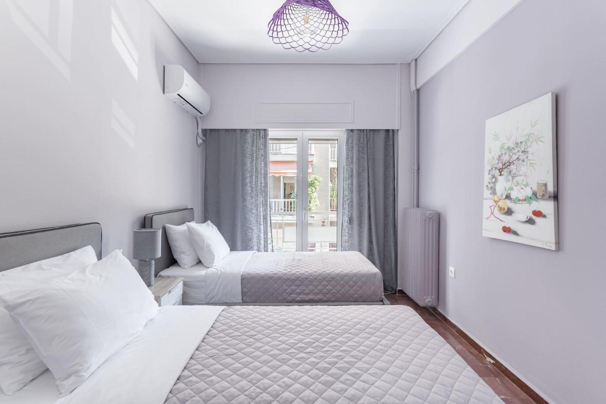Explore History From A Chic Central Apartment アテネ エクステリア 写真