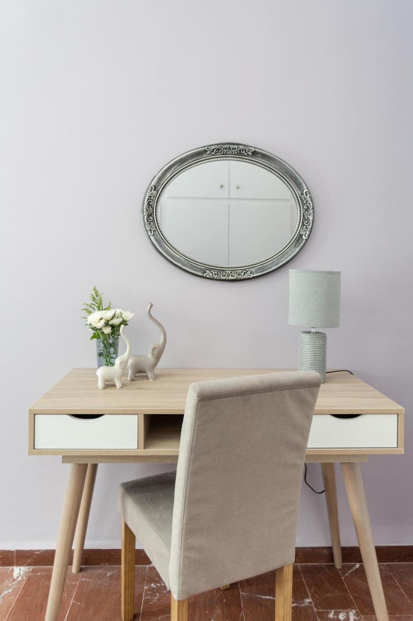 Explore History From A Chic Central Apartment アテネ エクステリア 写真