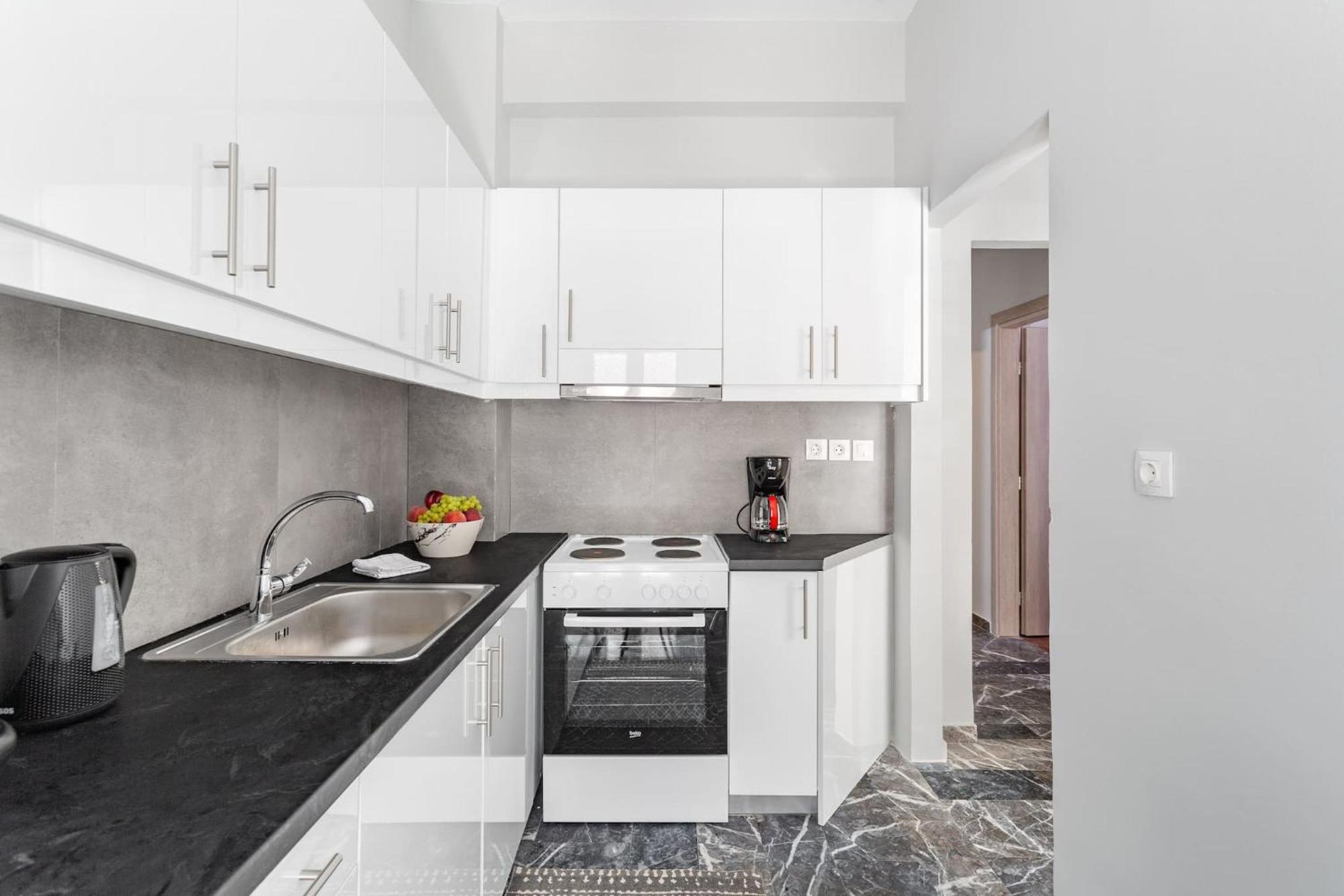 Explore History From A Chic Central Apartment アテネ エクステリア 写真